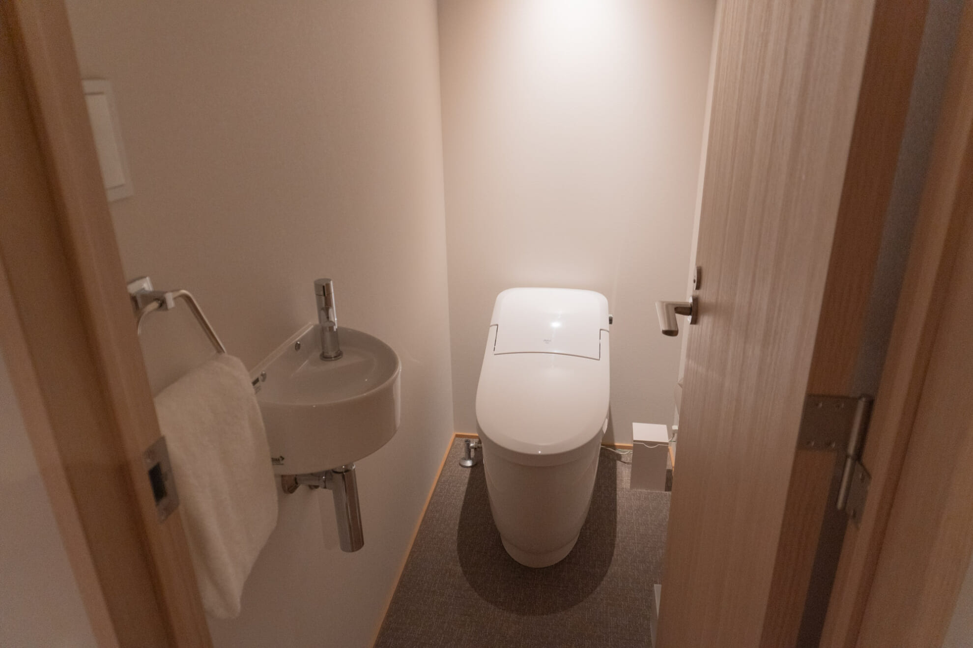 DSC01482 トイレはせまい